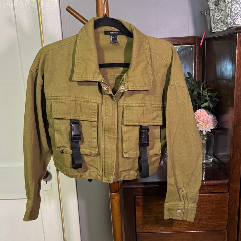 🫒 Forever 21 Cropped Utility Jacket — Size Large